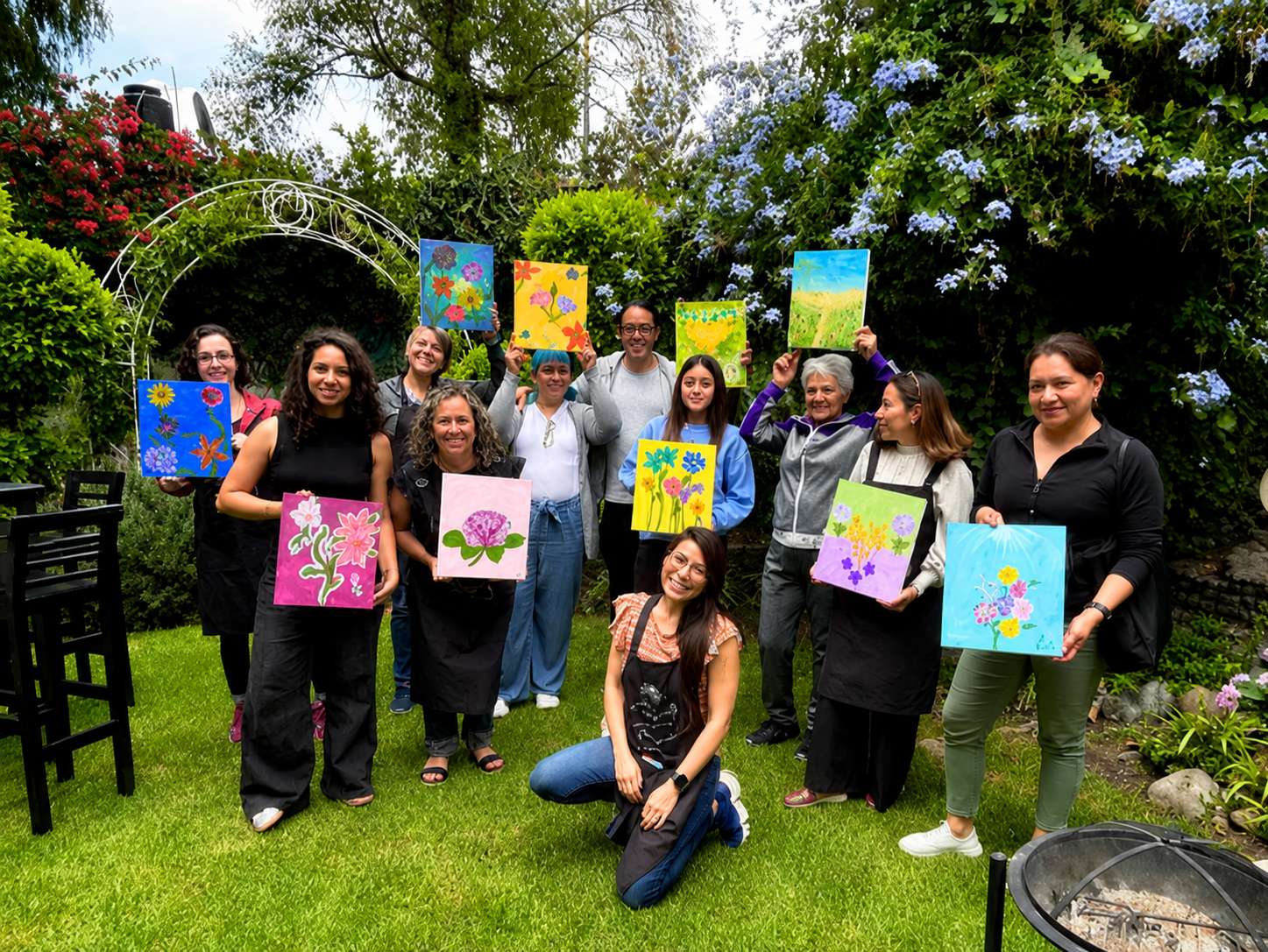 Grupo de mujeres en una experiencia de pintura Inner Bloom