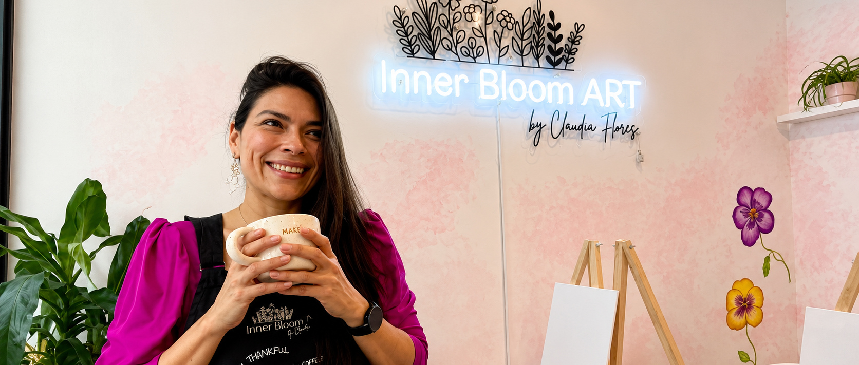 Clau Flores con una taza